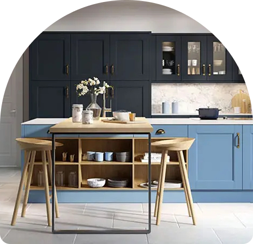Cucina con ante blu e tavolo in legno in un appartamento gestito da BeMyHost
